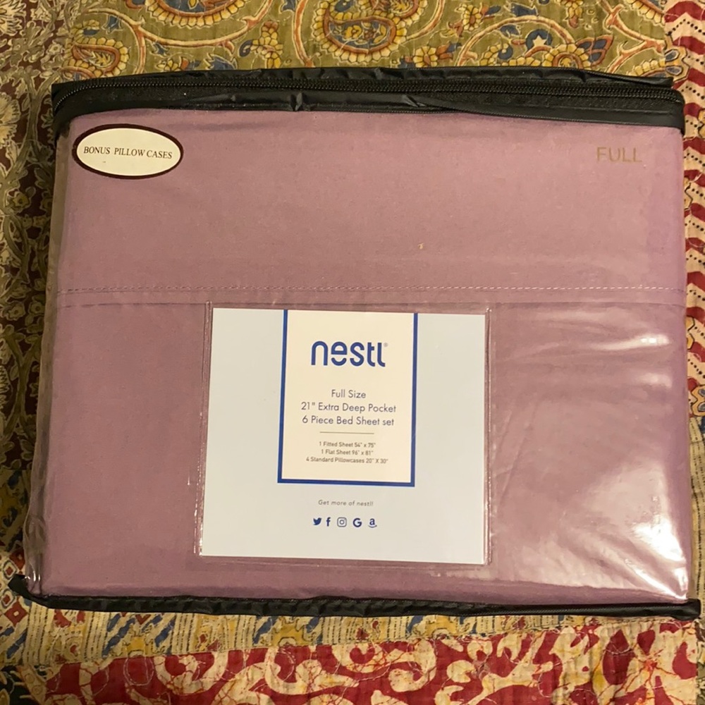 New in package Double Bed Sheet Set.